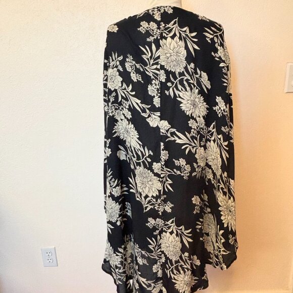 Share Amuse Society Kimono style open robe SZ M-L Black and white floral Soft Ra - Picture 5 of 6